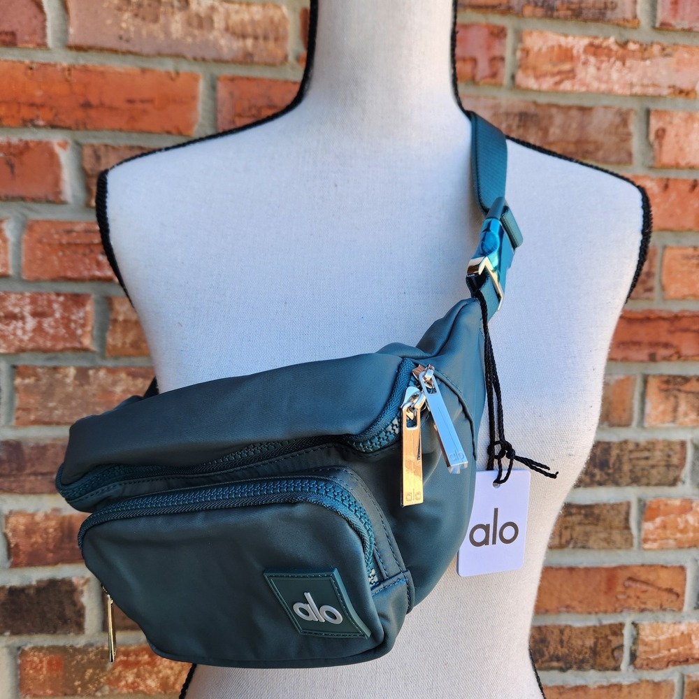 NWT Alo Yoga Explorer Fanny Pack Belt Bag Winter Ivy Green 2025 Exclusive